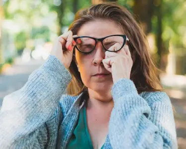 Frau die Augentropfen anwendet